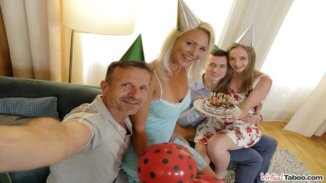 Tabou virtuel : quadruple orgasme d'anniversaire intense