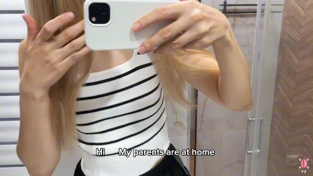 «Urgence excitante : branlette cachée dans la salle de bain sous les yeux des parents»