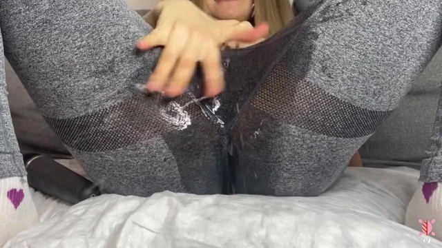 Vibrateur intense fait jouir une Asiatique en leggings