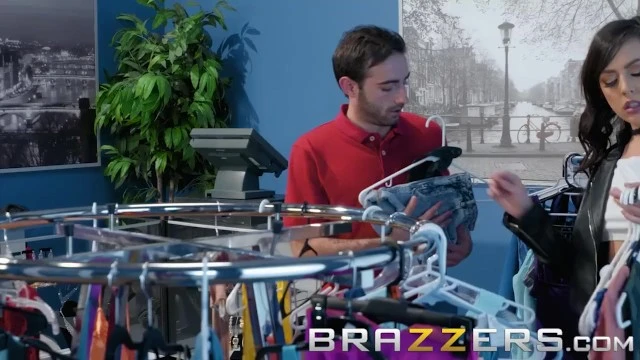 Whitney Wright explore l'anal dans une tenue sexy