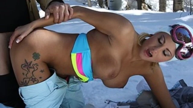 "Jessica Nyx suce et baise en ski - Blonde sexy en action"