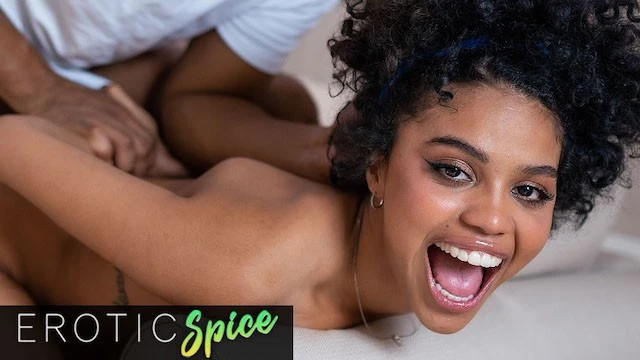 Jeune ébène mince excitée adore ses coloc BBC - Orgasme anal intense