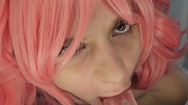 Il cosplay di kawaii succhia e rondini in gola profonda uno sperma caldo