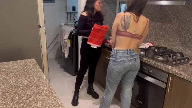 Baby-sitter coquine baise avec moi devant mon mari endormi