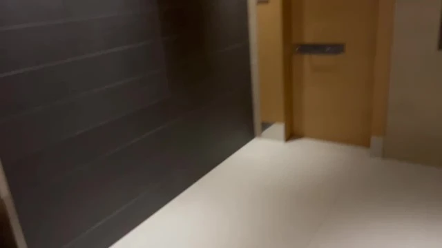 Escort gay trompé, avale du sperme puis enchaine un autre mec