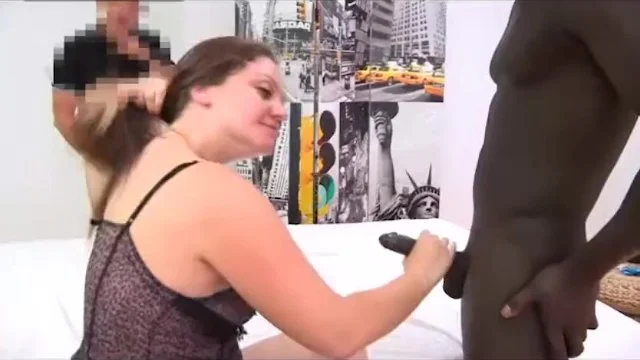 Cornudo désespéré voit sa femme baisée par un énorme sexe