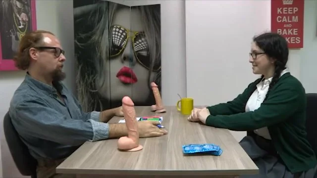 "Jeune de 18 ans fugue pour tourner sa 1ère scène porno hardcore"