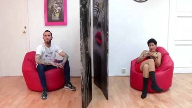 Latina femme de ménage baise un mec dans un rendez-vous torride