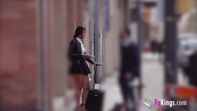 Rebeka drague des inconnus dans la rue en touriste égarée