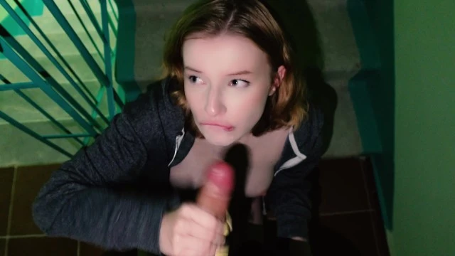 "Milf cochonne reçoit une grosse bite à domicile"