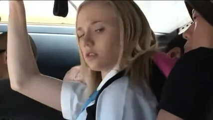 Écolière Tracey Sweet caressée dans le bus - Scène torride