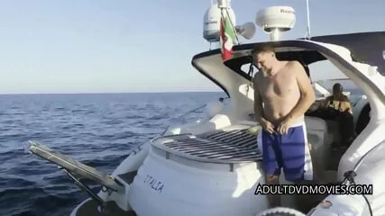 "Stepdick en pleine mer - Baise torride en bateau"