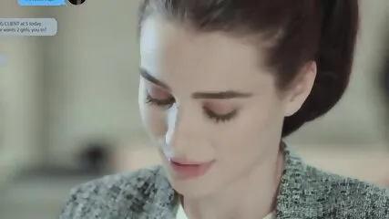 Lana Rhoads in Truppenanaler mit koreanischer und deutscher Berühmtheit