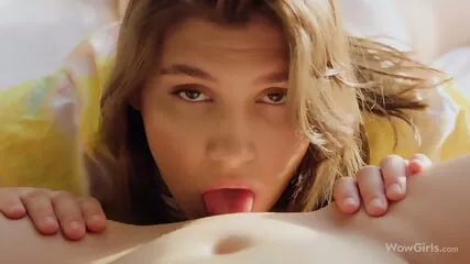 Elizabeth T et Ellie Luna - Expériences lesbiennes hardcore avec jouets roses