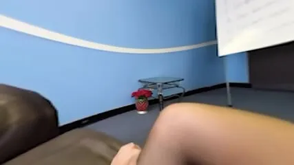 "Nicole Aniston soumise baise son patron au bureau"