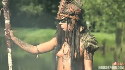 Amazones dominantes séduisent un homme et le prennent