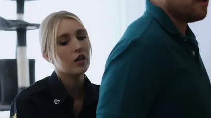 "Sarah Taylor eccitato da un ufficiale di polizia - scena torride"