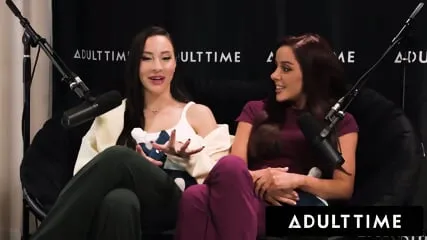 "Lesbiche calde Melissa Stratton e Vanna Bardot in azione - Leccatura intensa della figa"