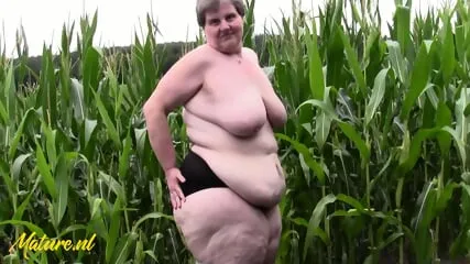 "Tina bbw haarige reife zeigt ihren großen Arsch und ihre Muschi in einem Feld Mais"