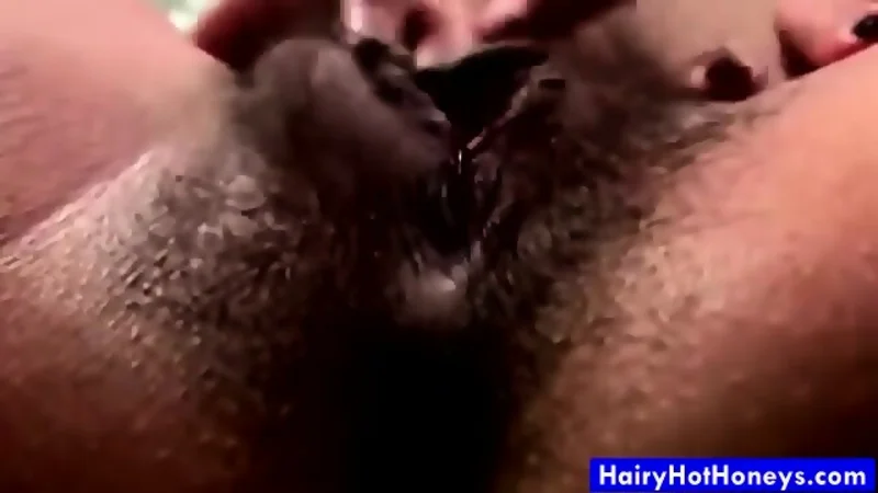 MILF poilue Cicely Toy masturbation intense en solo