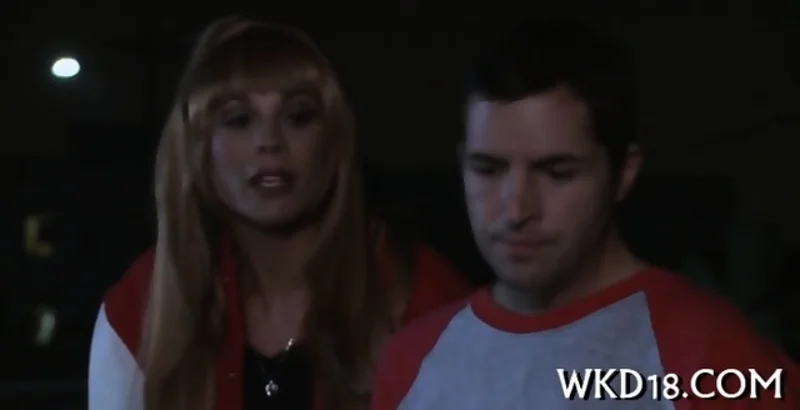 "Fille chaude embrassée avec passion"