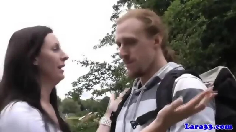 Mature Brit glamour séduit un homme pour une baise torride