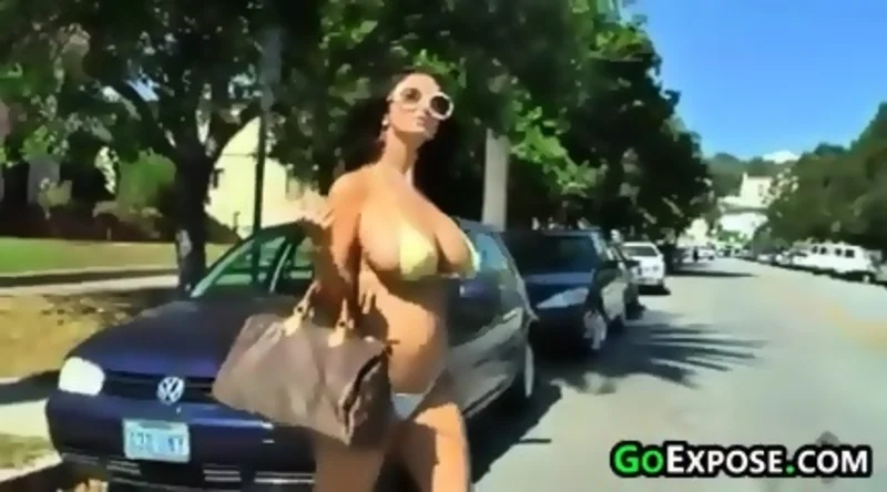 Grosse poitrinaire MILF sexy dans la rue