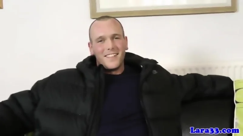 Séduisante Britannique reçoit un éjac facial intime et glamour