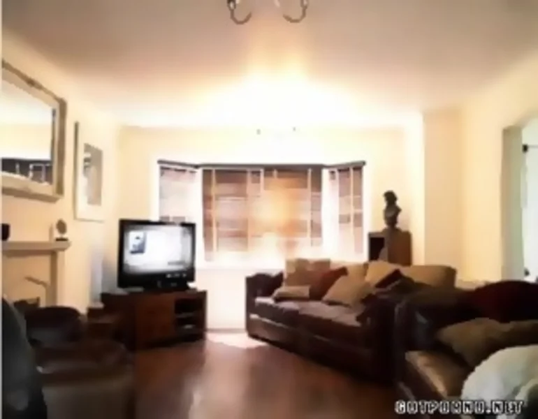 Milf sexy en Lara Croft baise comme une déesse